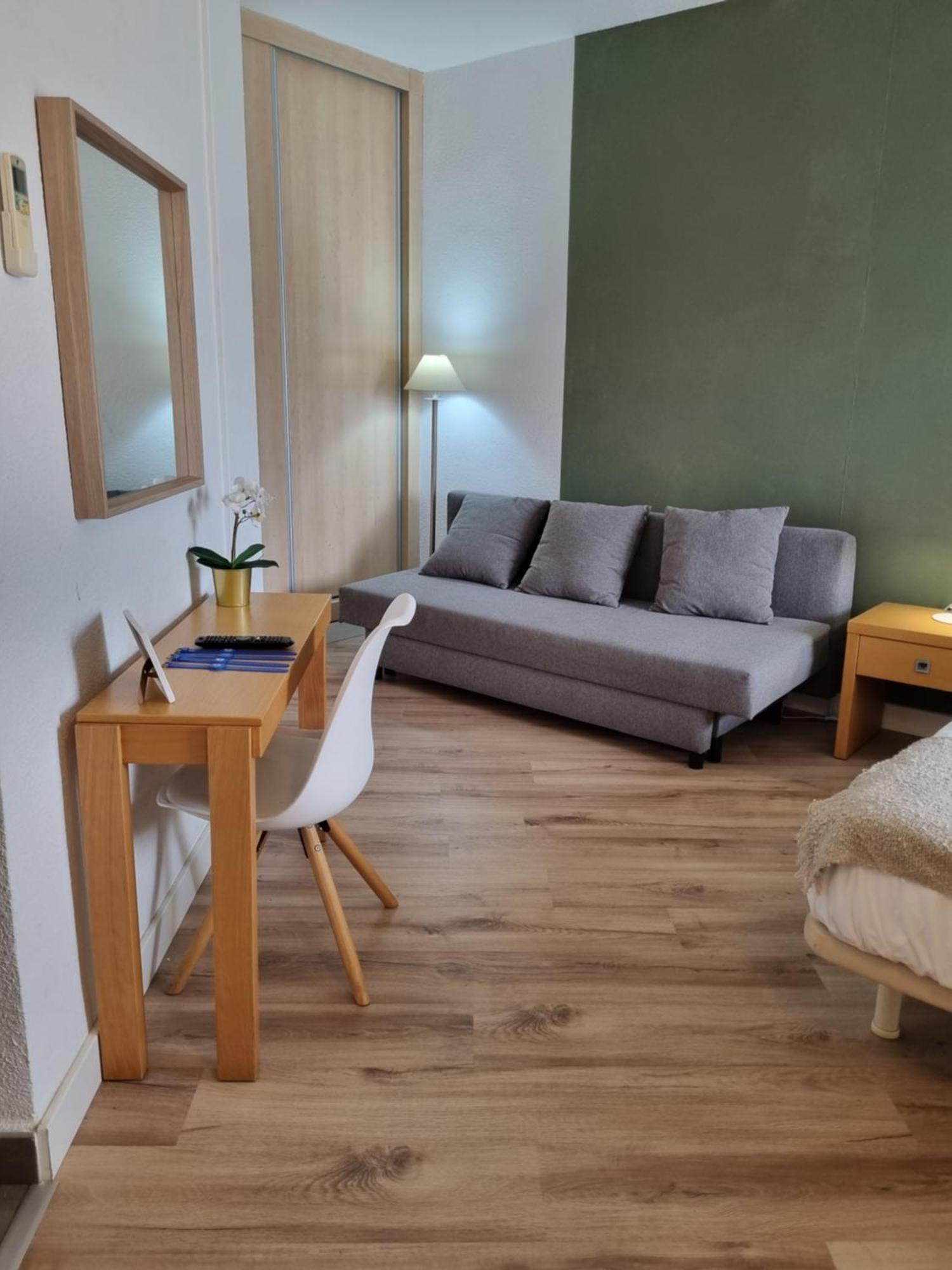 Appartement Benalbeach. 1º Linea De Playa. *